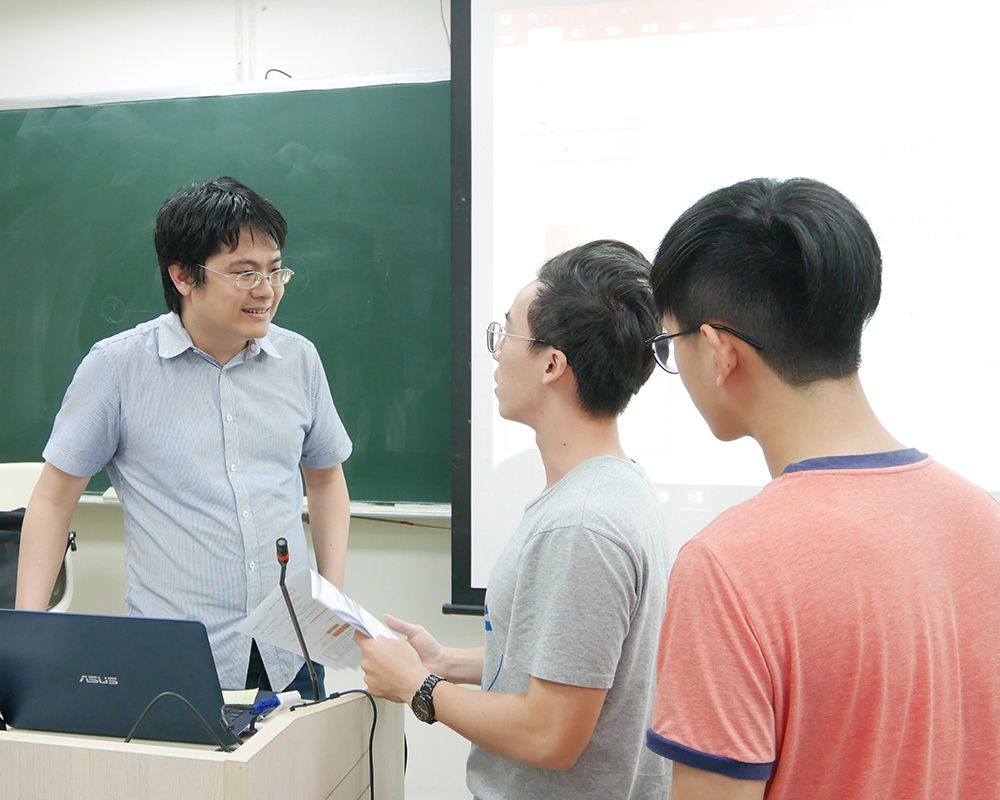 400 人教室的反覆試驗：專訪李宏毅老師-封面圖