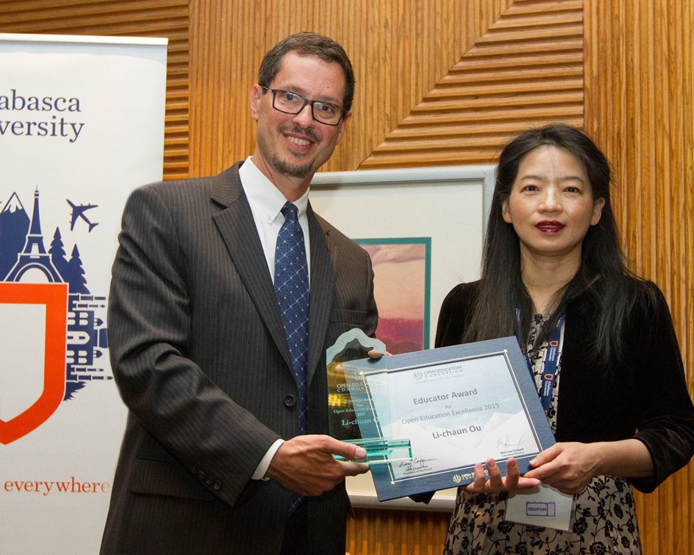 Image1:Chinese Literature Prof. Li-Chuan Ou is awarded Open Education 2015 “Educator Award.”