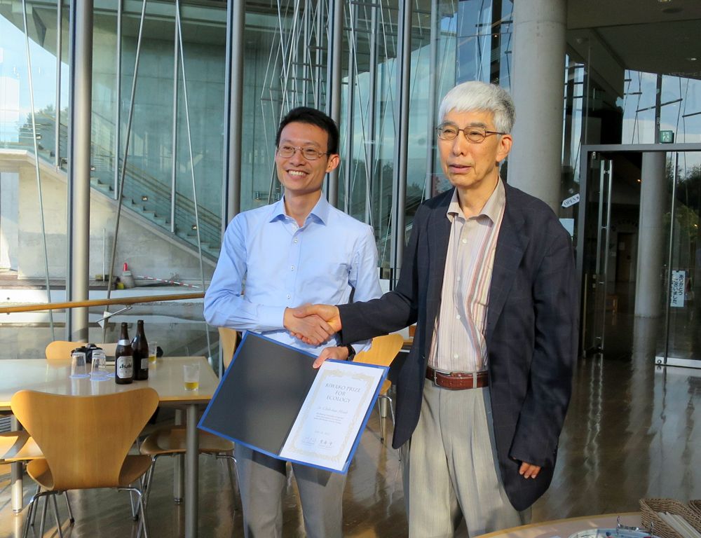 Image1:Prof. Chih-hao Hsieh (left) received the English verison of Biwako Prize for Ecology from Prof. Kihachiro Kikuzawa (菊澤喜八郎) , the chair of the evaluation committee.