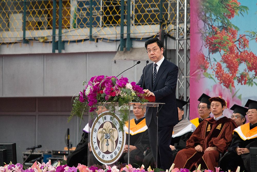 Dr. Kai-Fu Lee giving commencement address
