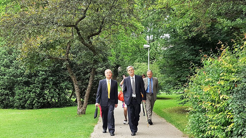 President Engler leading a campus tour for President Yang