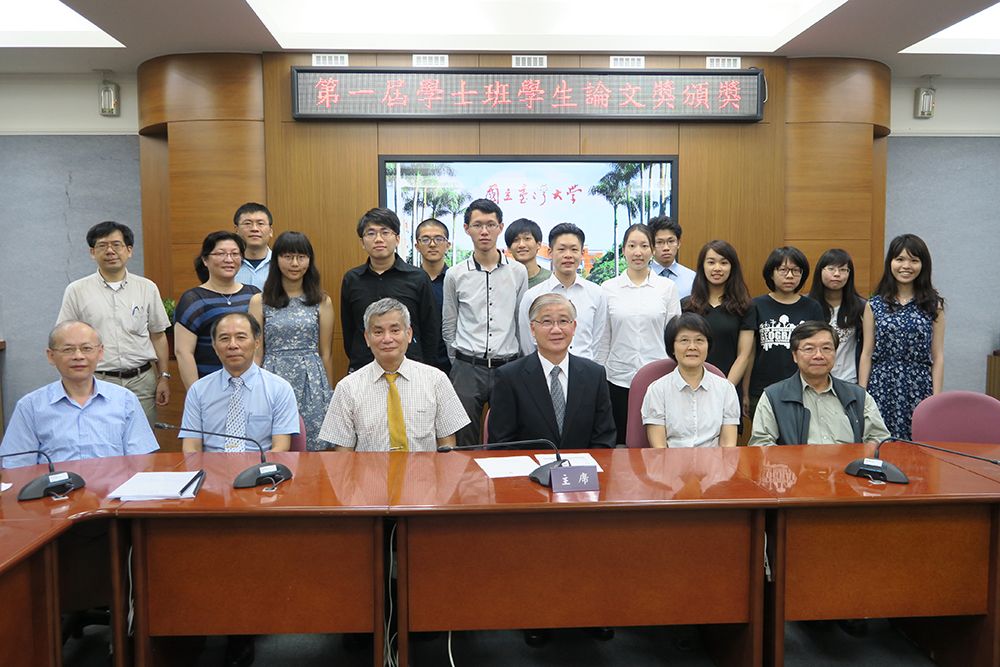 Award-winning students, President Yang, and top university administrators