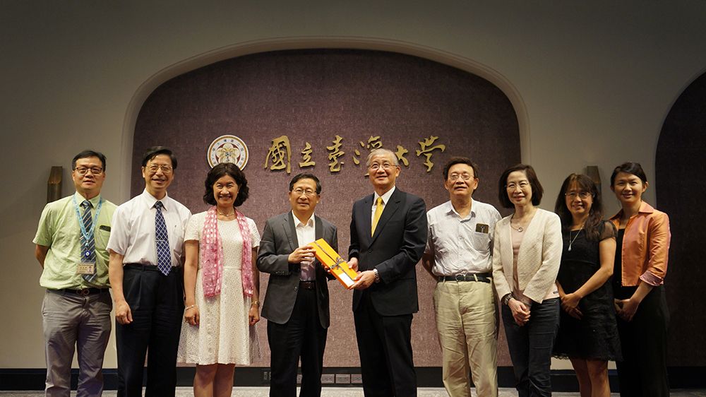 NTU Hospital presenting a gift to President Yang