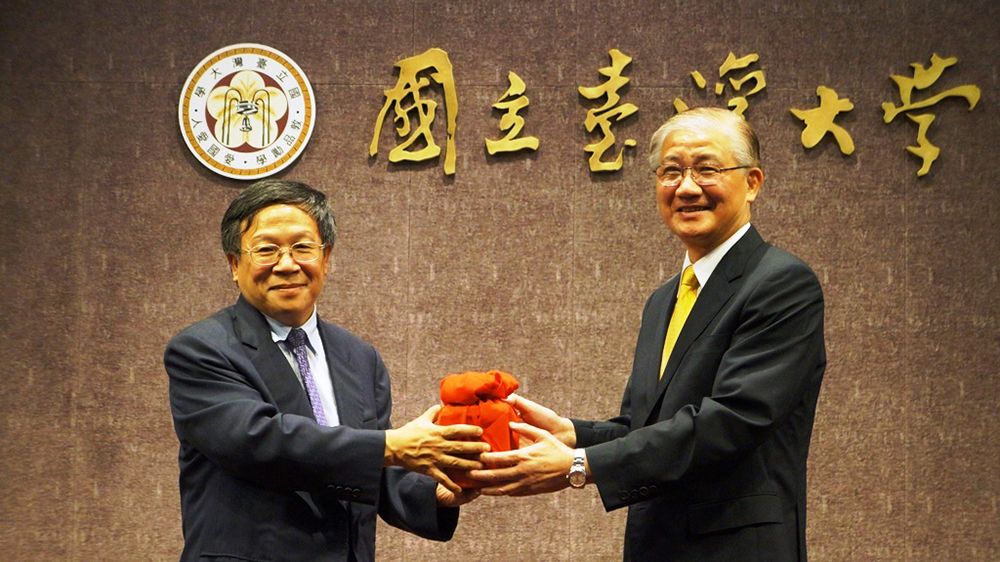 President Yang handing over the official seal to Interim President Chang