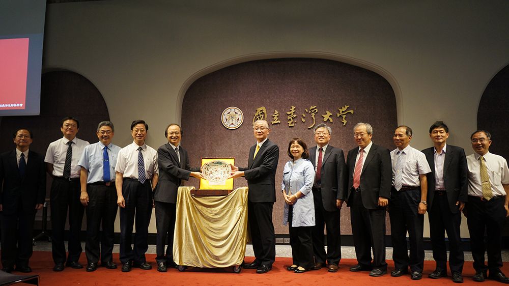 Colleges presenting a gift to President Yang