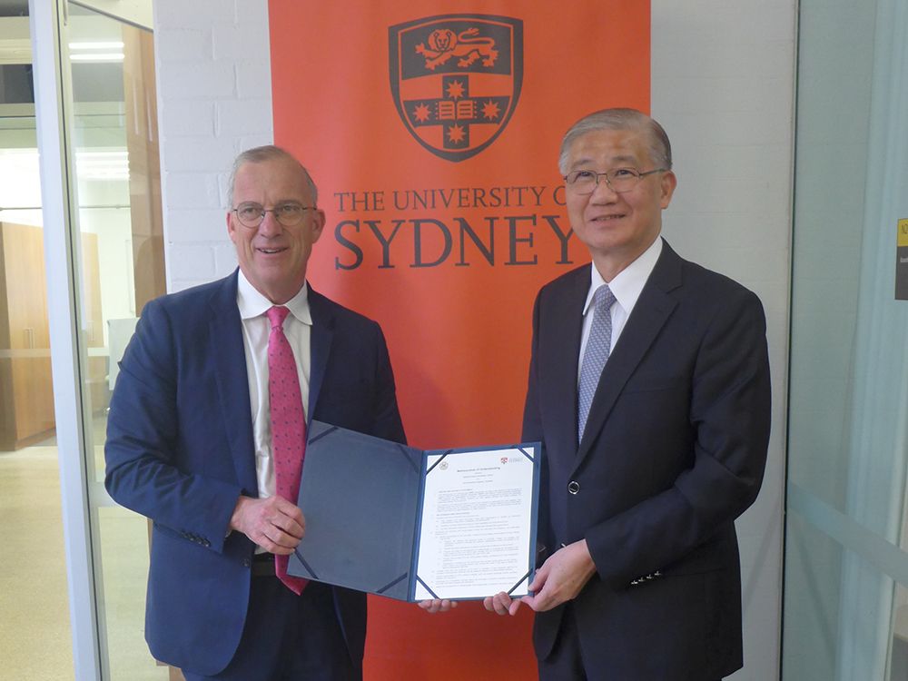 President Yang and USYD President Spence exchanging a research partnership agreement