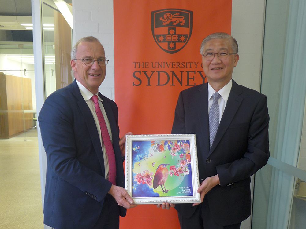 President Yang presenting a gift to USYD President Spence