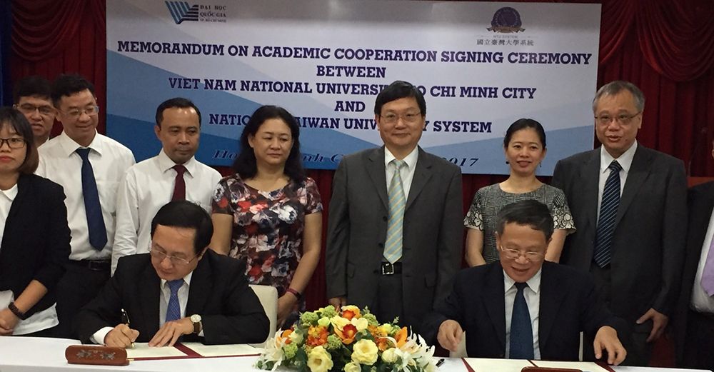 VNUHCM President Dat (left) and NTUS President Chang (right) signing a memorandum on academic cooperation at VNUHCM headquarters