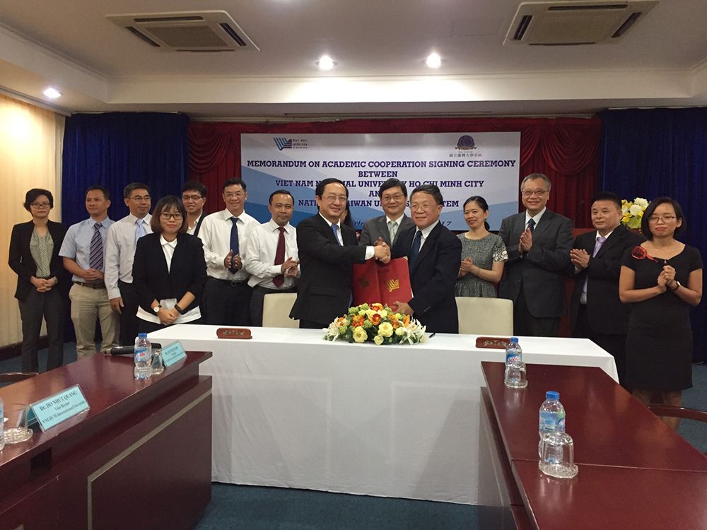 VNUHCM President Dat (left) and NTUS President Chang (right) signing a memorandum on academic cooperation at VNUHCM headquartersheadquarters