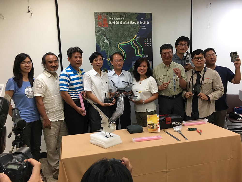 Supported by the Forestry Bureau and the Ministry of Science and Technology, Prof. Yuan led a team together with the wild bird societies based in Taipei, Matsu, and Penghu to study the endangered Chinese crested tern and its transborder migration routes.