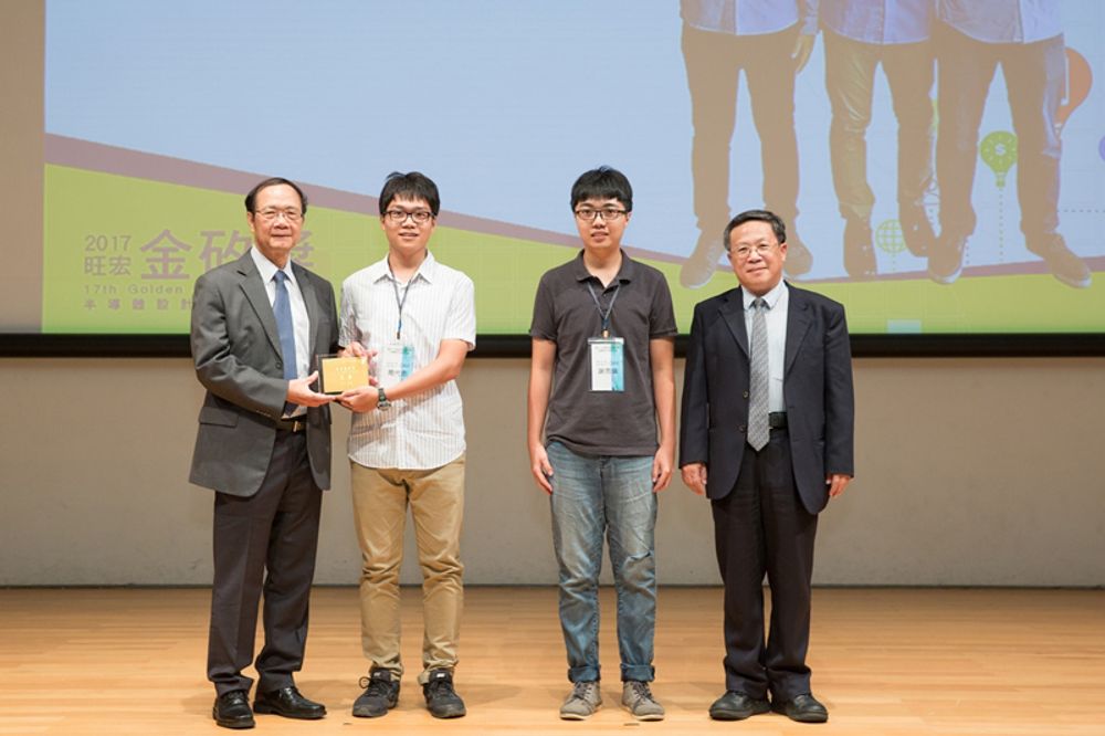 Joined by NTU Interim President Ching-Ray Chang (張慶瑞), Distinguished Research Fellow of Academia Sinica Wen-Tsuen Chen (陳文村) awarding the third prize to NTU team leader Tai-En Chou (周代恩).