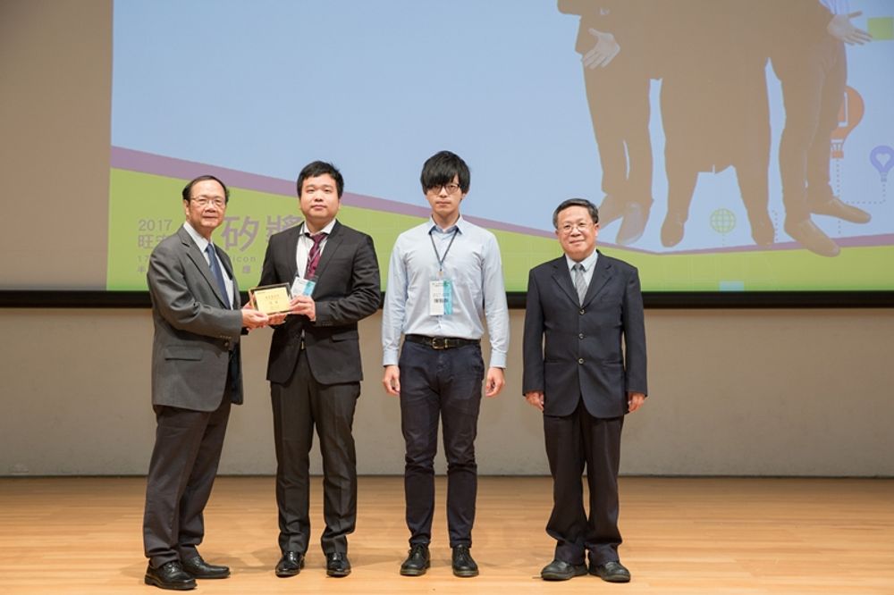 Joined by NTU Interim President Chang, Distinguished Research Fellow of Academia Sinica Wen-Tsuen Chen awarding the third prize to NTU team leader Chih-Chan Tu (凃智展)