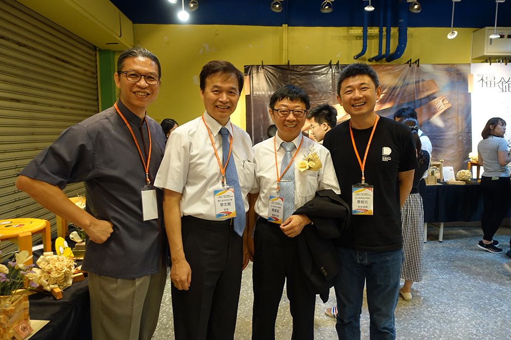 Important attendees from NTU and Taipei Tech at the showcase of the woodworking course