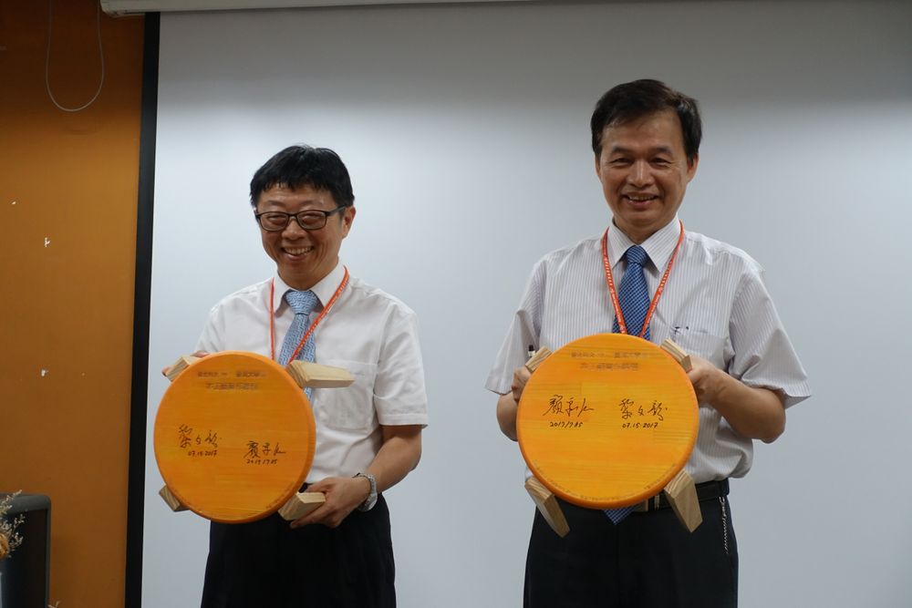 D-School’s Deputy CEO Yen (left) and Taipei Tech President Li (right) at the showcase