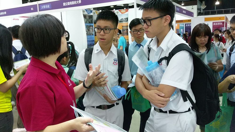 Image2:NTU representatives answering questions from local students at the fair