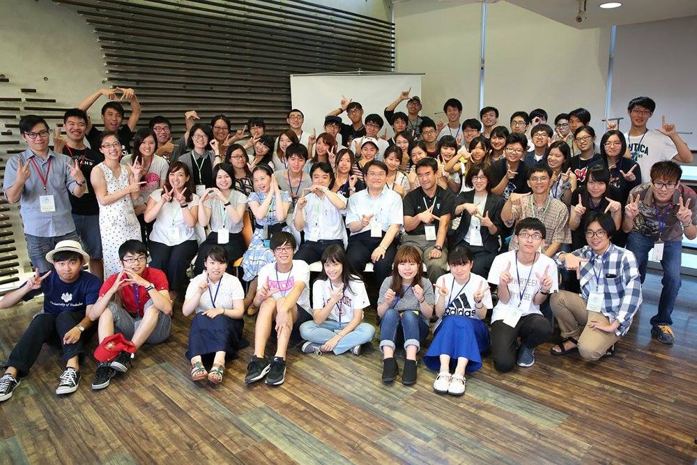 Students and other participants making hand signs of “2017” for the exchange activities