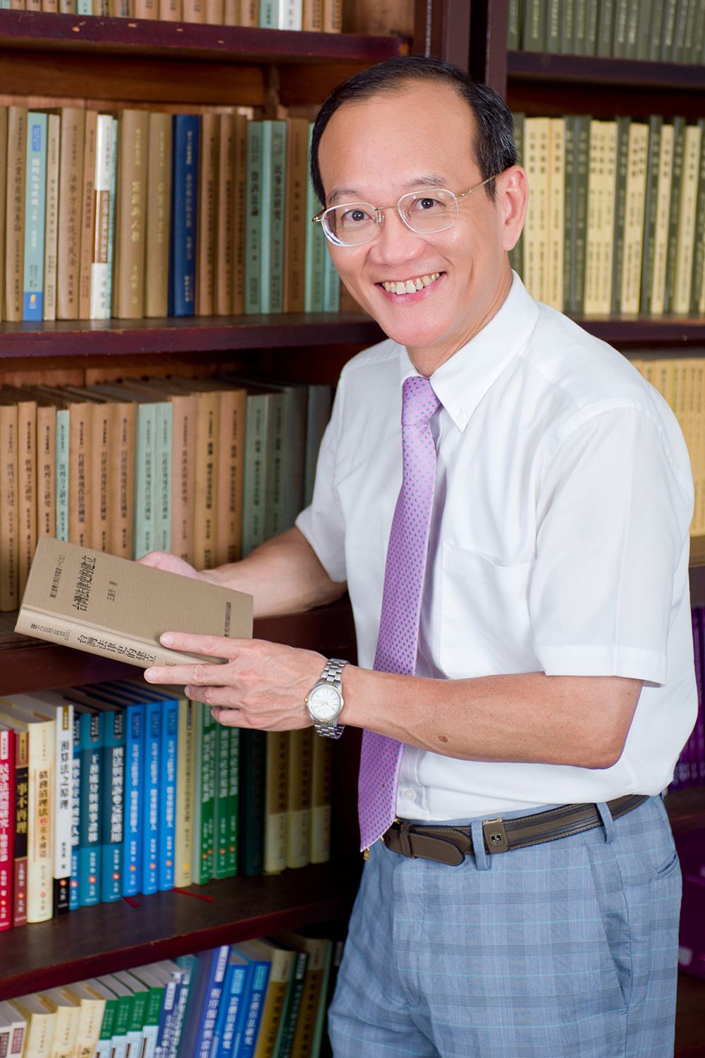NTU Chair Professor Tay-sheng Wang holding his book