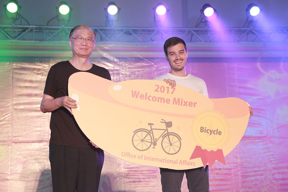 Former President Yang (left) and the winner of the bicycle.