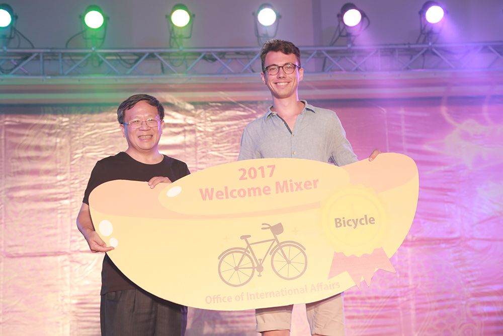 Interim President Chang (left) and the winner of the bicycle.