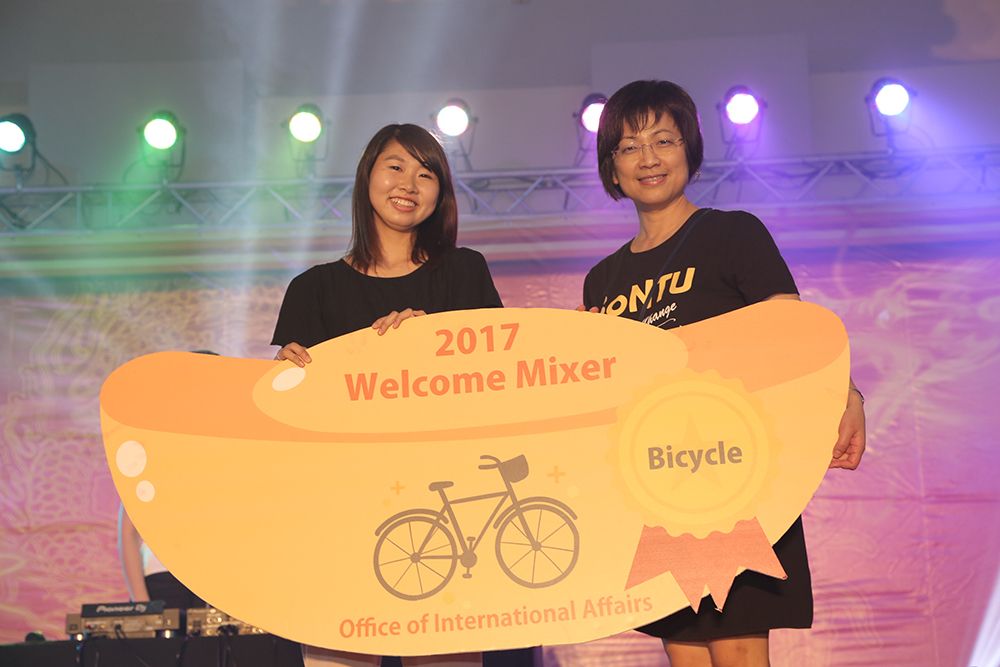Vice President for International Affairs Chang (right) and the winner of the bicycle.