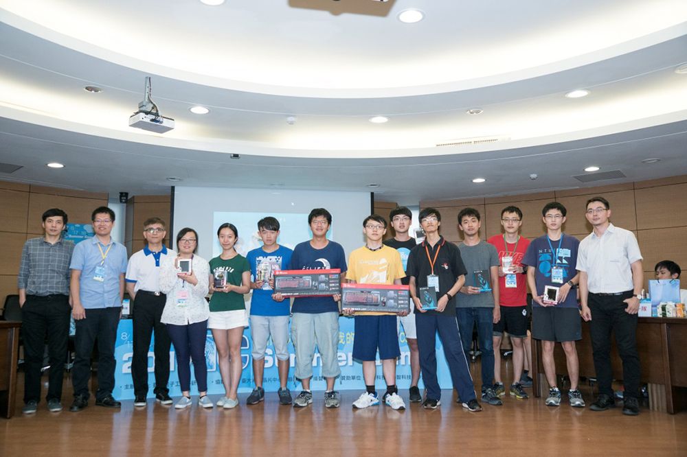Sitronix’s general manager Tio Wang (first from right) and spokesperson Jacky Cho (third from left) are invited to share their experiences with students.