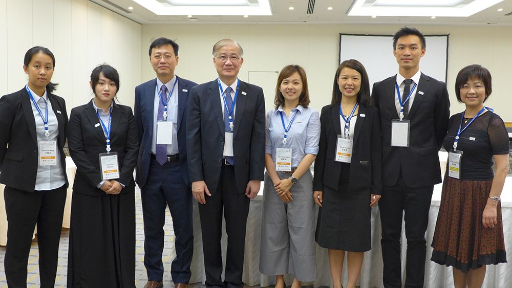 Former President Yang (fourth from left), Executive Vice President Kuo (third from left), and Vice President Chang (first from right) took a photo with the five NTU students who were admitted to the GIP-TRIAD program.