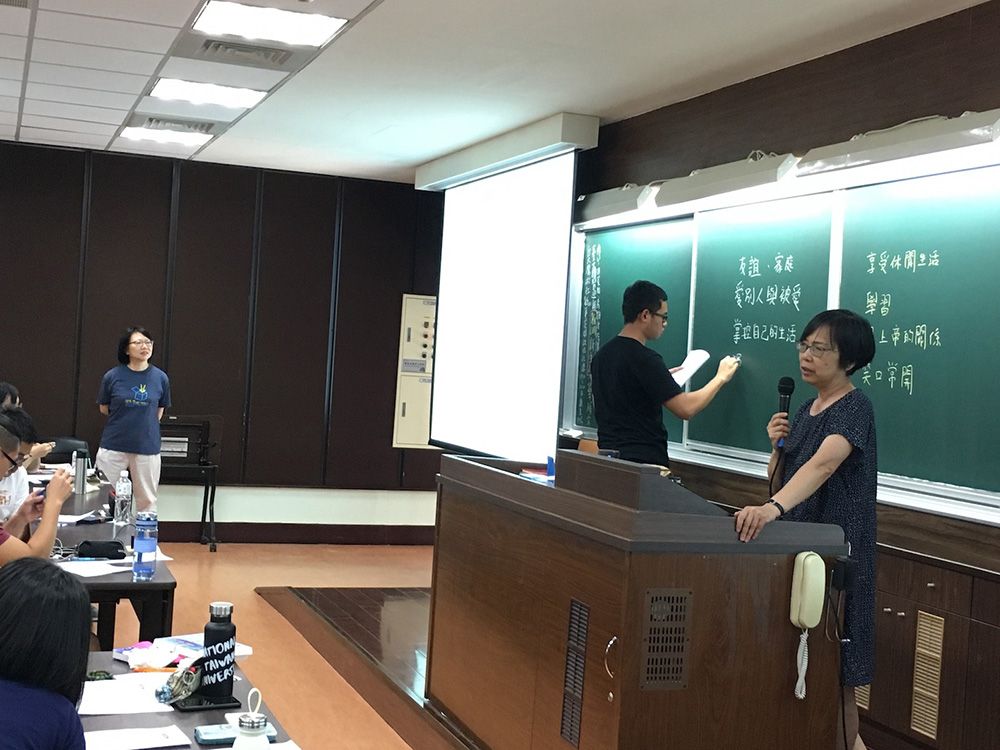 Prof. Yei-Yu Yeh (葉怡玉) is teaching the course.
