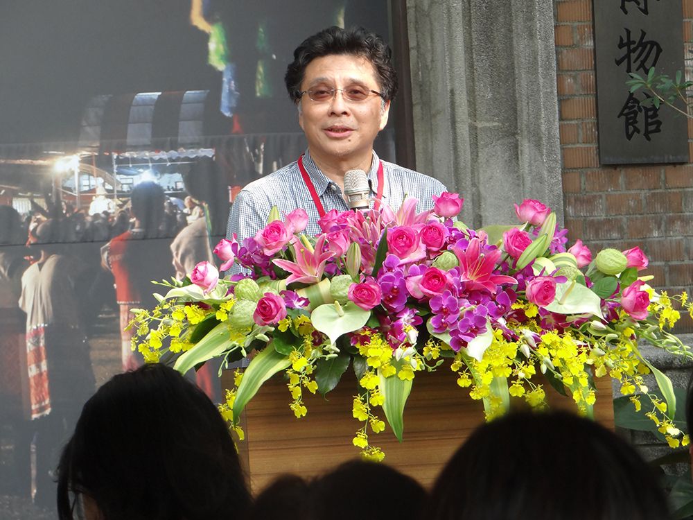 Image1:Director of the Department of Anthropology Kai-Shih Lin addressed the guests at the opening ceremony of the Saisiyat clothing exhibition.