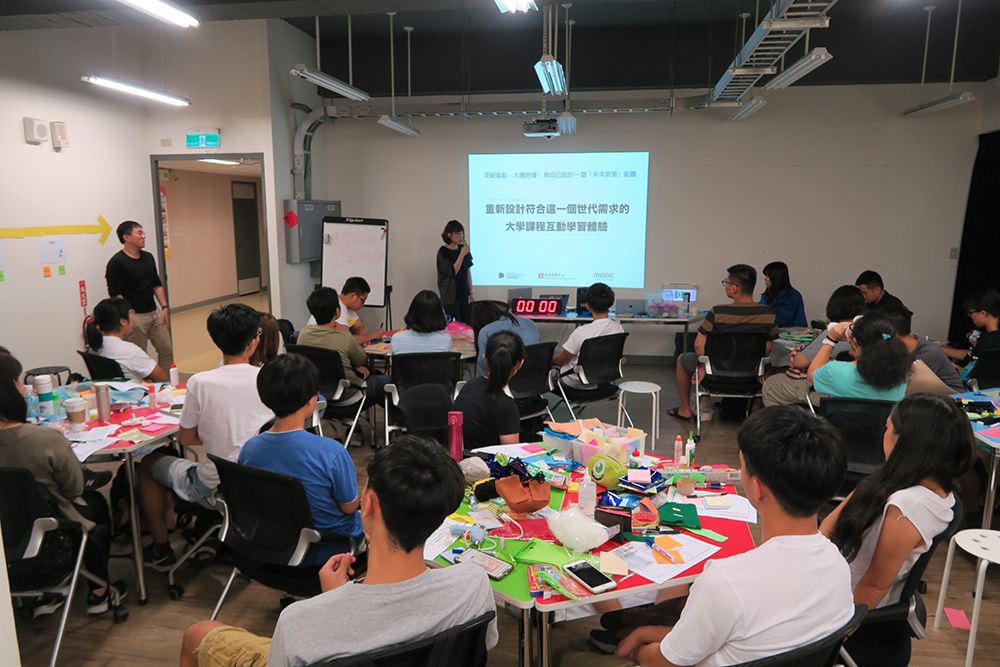 NTU DLC research specialist Yen-Huay Lee (李妍慧) introduces the center and the design challenge for course participants.