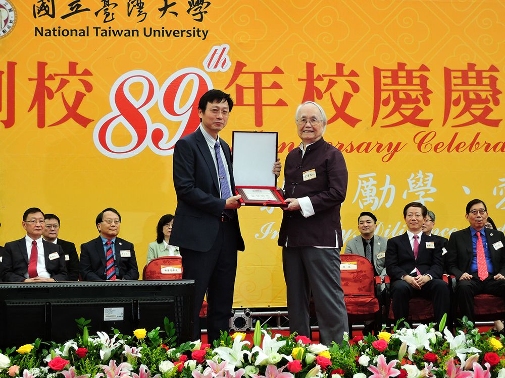 Distinguished alumnus (right): Prof. Ching-Mao Cheng, Honorary Professor of National Dong Hwa University.