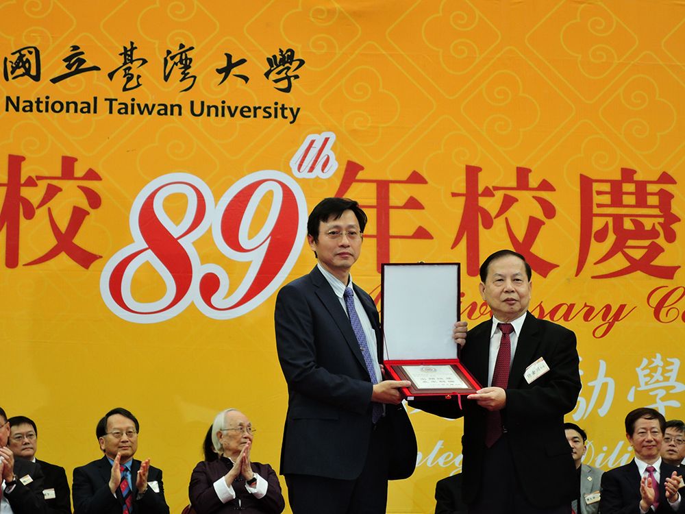Distinguished alumnus (right): Prof. Jin-Chuan Hsu, Honorary Professor of the NTU College of Medicine.