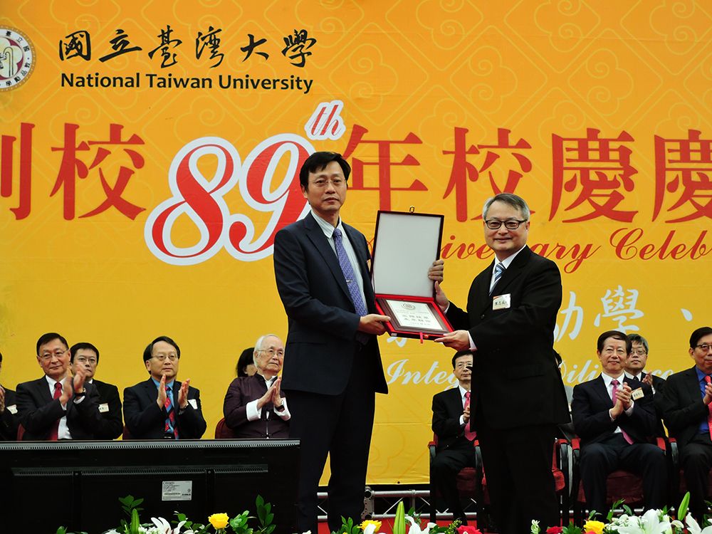 Distinguished alumnus (right): Dr. Chih-Cheng Chen, President of Heng Chun Christian Hospital.
