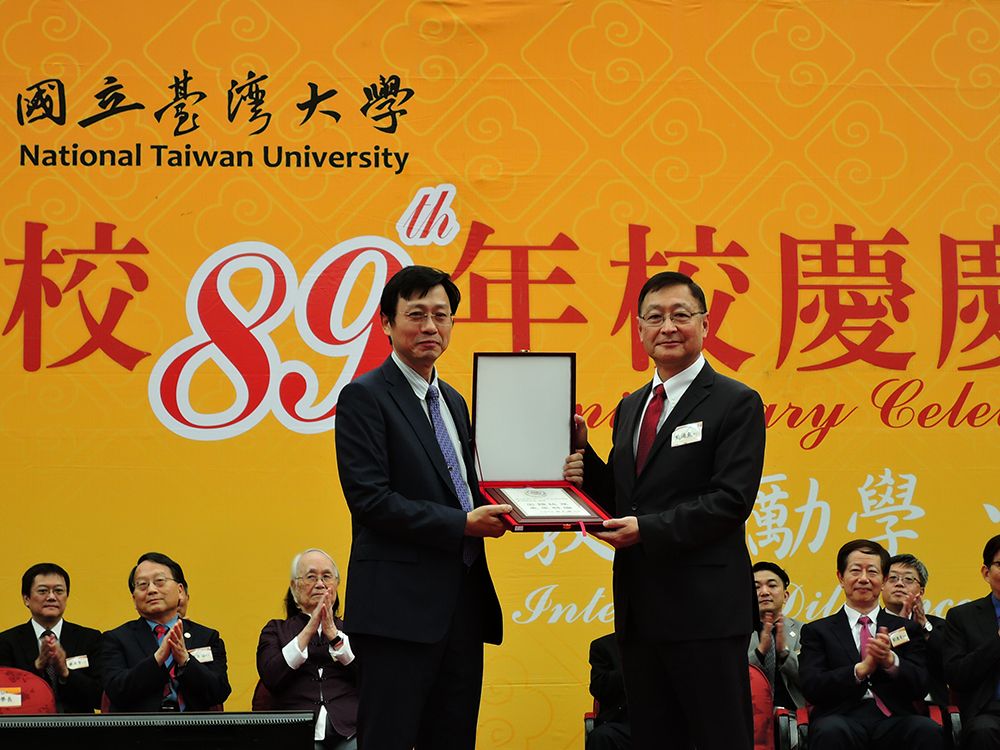Distinguished alumnus (right): Dr. Hai-Lung Dai, Vice President for International Affairs at Temple University.