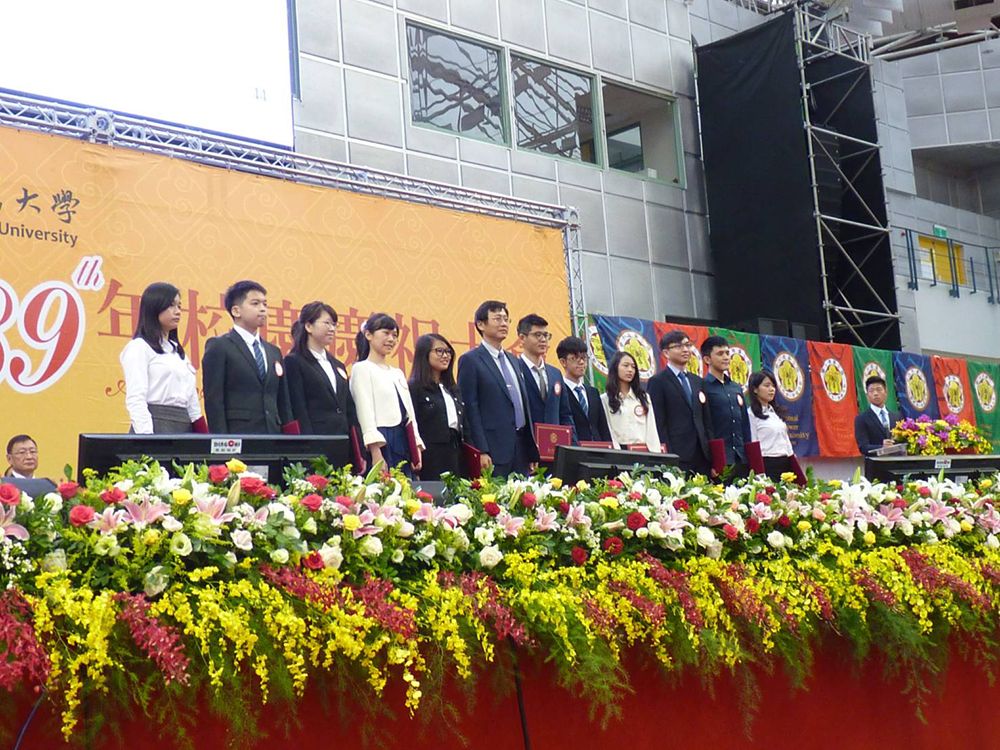 Award-winning students and Interim President Kuo.