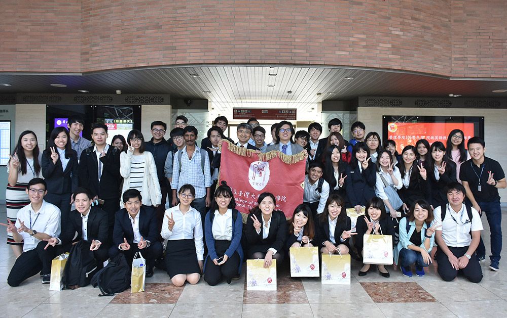 NTU CoM students and the delegates from Waseda University take a group photo at the end of the joint workshop.