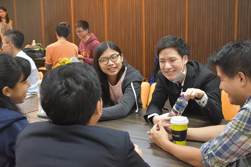 Students from NTU and Waseda University are engaged in lively discussion.