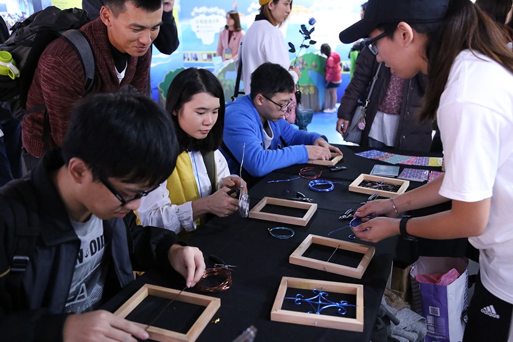 Attendants have a hands-on artistic experience at the booth of the Student Autonomous Learning Groups.