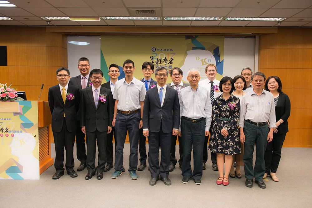 Dr. Hung-Yuan (Peter) Chi (back row, third from left) receives the Junior Research Investigators Award from Academia Sinica.