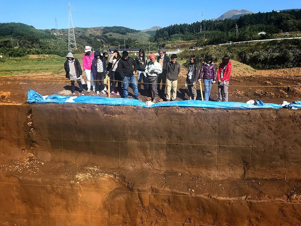 Students and instructors of the joint field course visited the trench site for studying the seismogenic fault of the Kumamoto earthquakes.