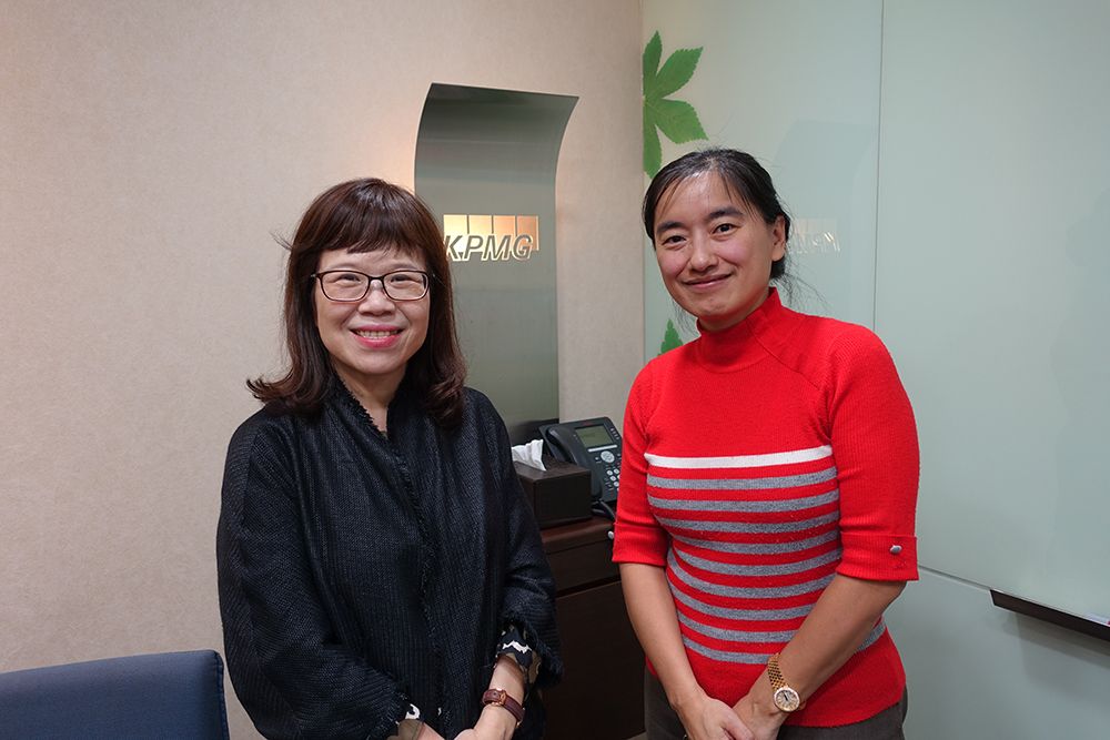 NTU alumna Charlotte W. W. Lin and Head of the Department of Accounting, Prof. Chiawen Liu.