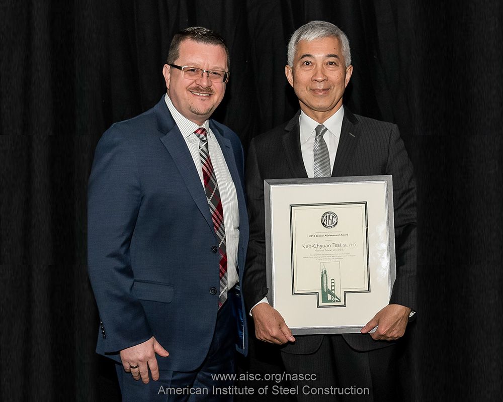 Prof. Keh-Chyuan Tsai (right) receives the AISC Special Achievement Award from AISC President Charles J. Carter (left).