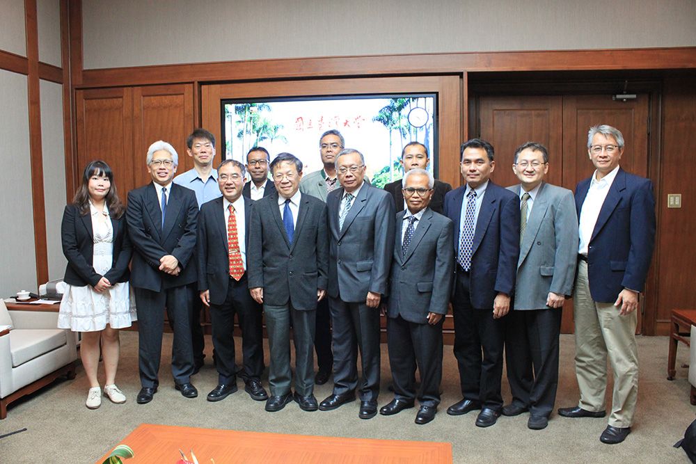 The ITB delegates meet NTU Executive Vice President for Administrative Affairs Ching-Ray Chang (front row, fourth from left).
