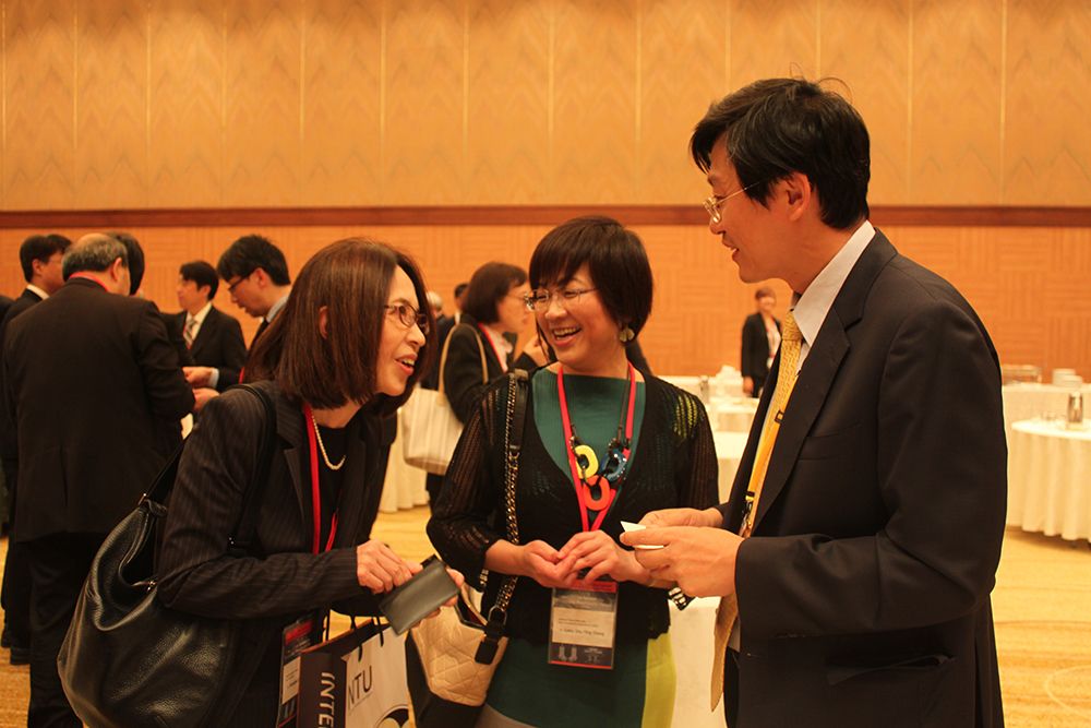 Interim President Kuo (right) and Vice President Chang (middle) meets Sawako Shirahase, University of Tokyo’s Vice President for International Affairs (left)..