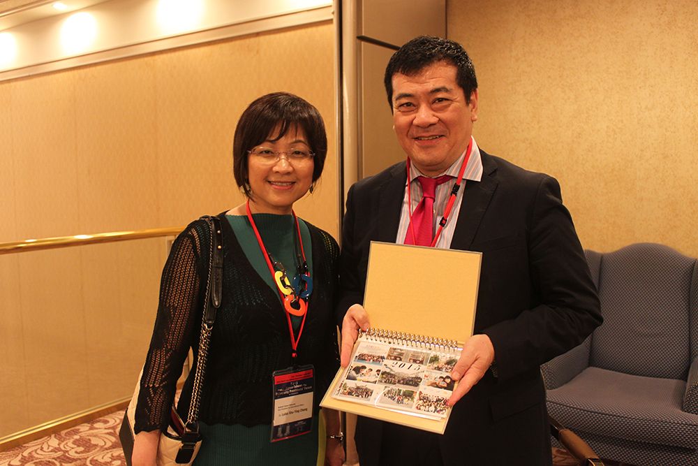Vice President Chang presents an album as a gift to Vice President of Chiba University Makoto Watanabe.