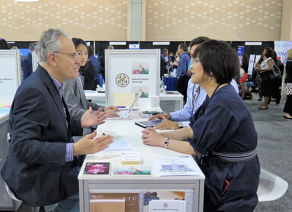 Vice President Chang (right) in a conversation with Laurent Servant (left) from the Université Bordeaux.