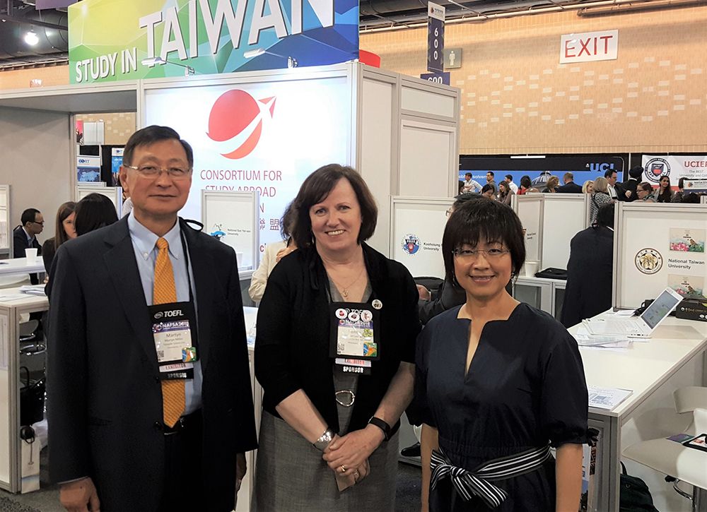 Image8:(From right) Vice President Chang joins Denise Connerty, Assistant Vice President for Education Abroad and Overseas Campuses, and Hai-Lung Dai (戴海隆), Vice President for International Affairs at Temple University, for a photo.