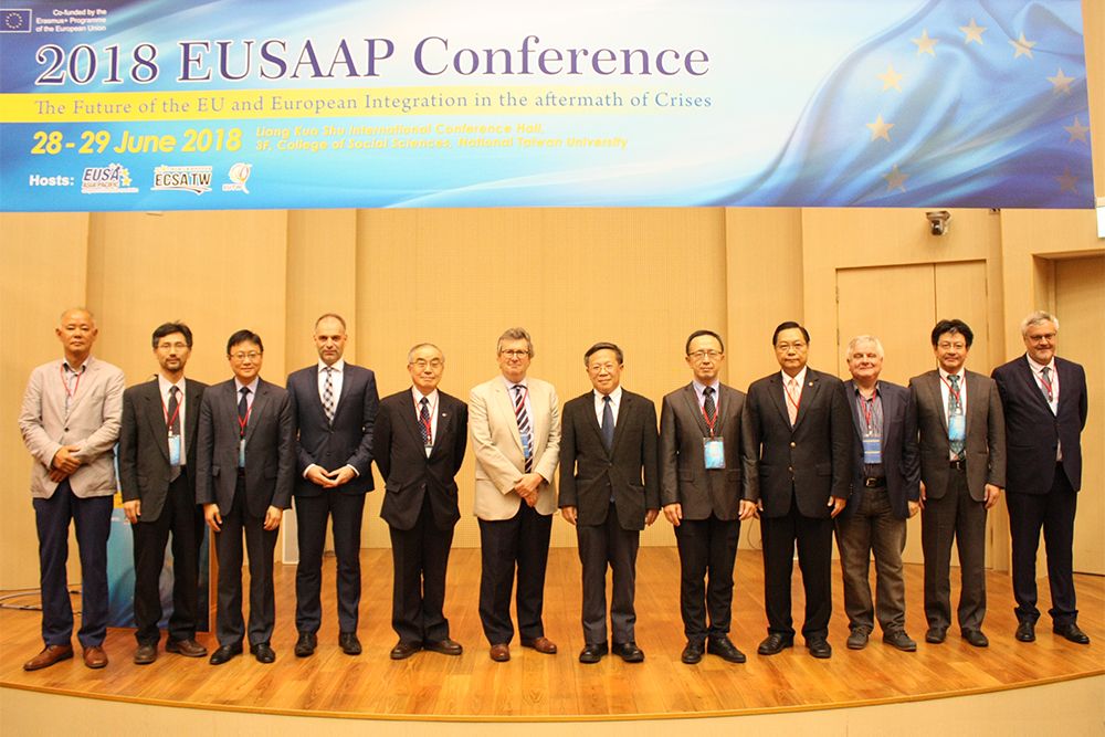 VIPs on stage for a group photo at the 2018 EUSA AP Conference at NTU.