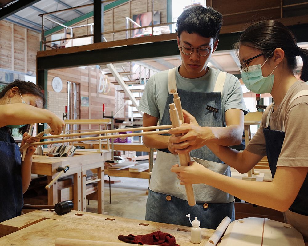 D-School Students as Woodworkers in the Woods – HDG Woodcraft Studio