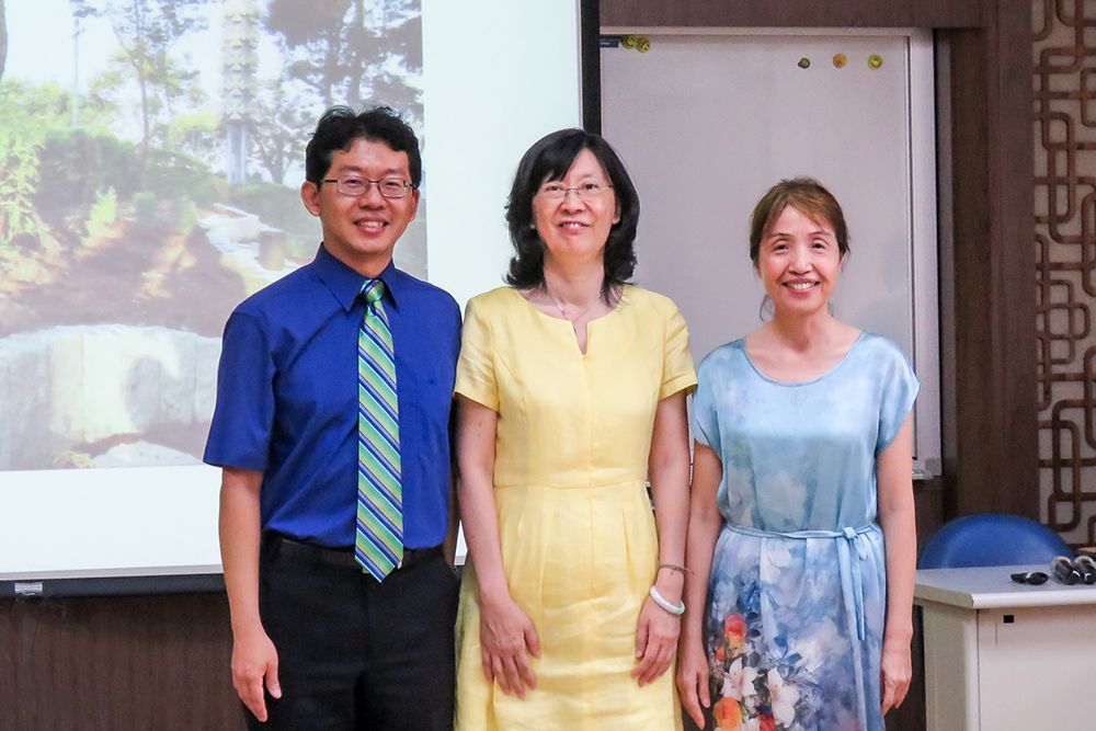 Dean of Liberal Arts Huang (middle), former Director Chiu (right), and new Director Kao (left) pose for a group photo.