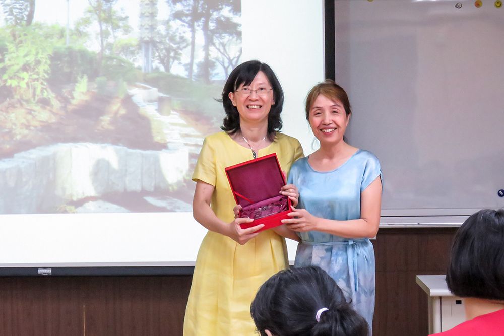 Dean of Liberal Arts Mu-Hsuan Huang (left) and outgoing Director Chin-Jung Chiu (right).